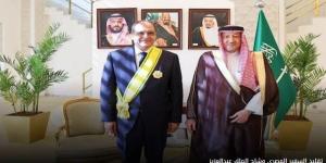 السعودية
      تقلد
      سفيري
      مصر
      وفلسطين
      وشاح
      الملك
      عبد
      العزيز - الكويت الاخباري